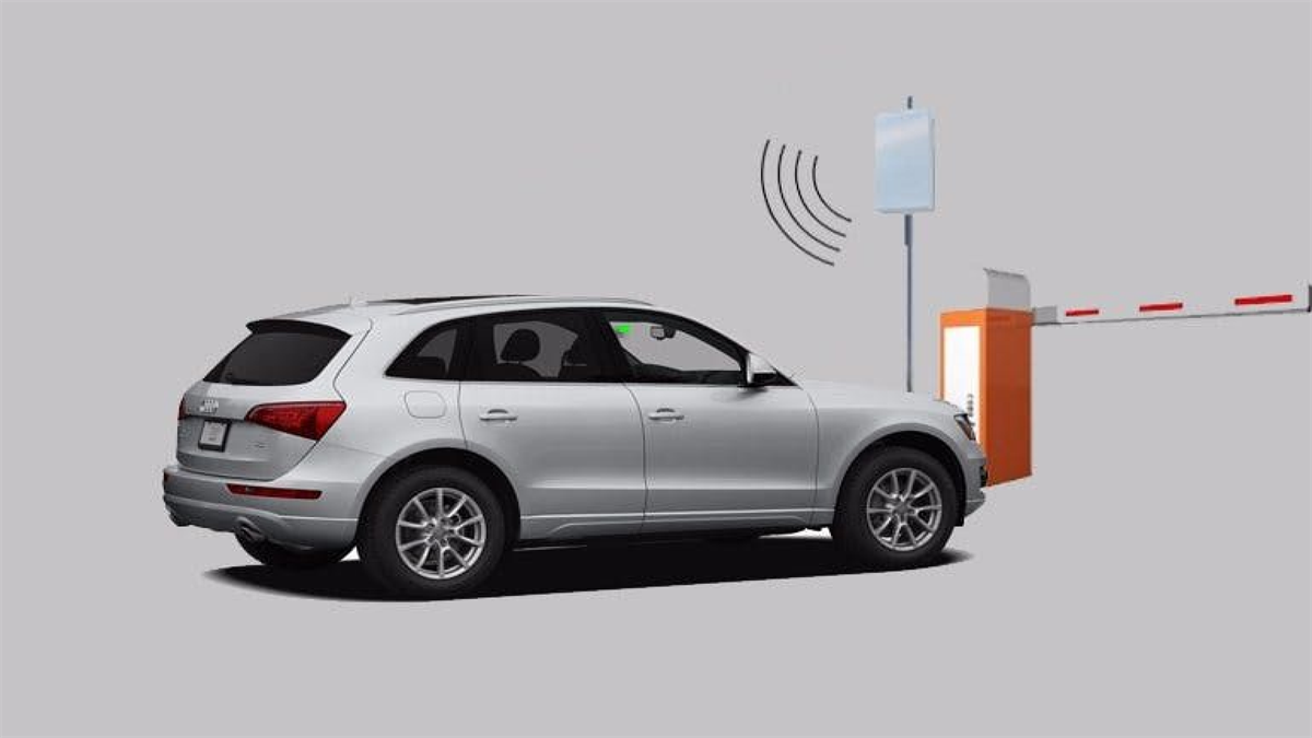 RFID barrier reading a vehicle tag at the gate